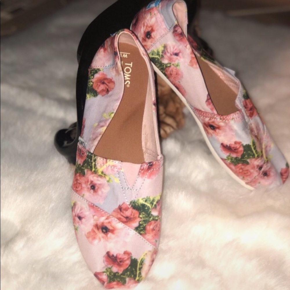 ISO Toms floral size 9.5 or 10